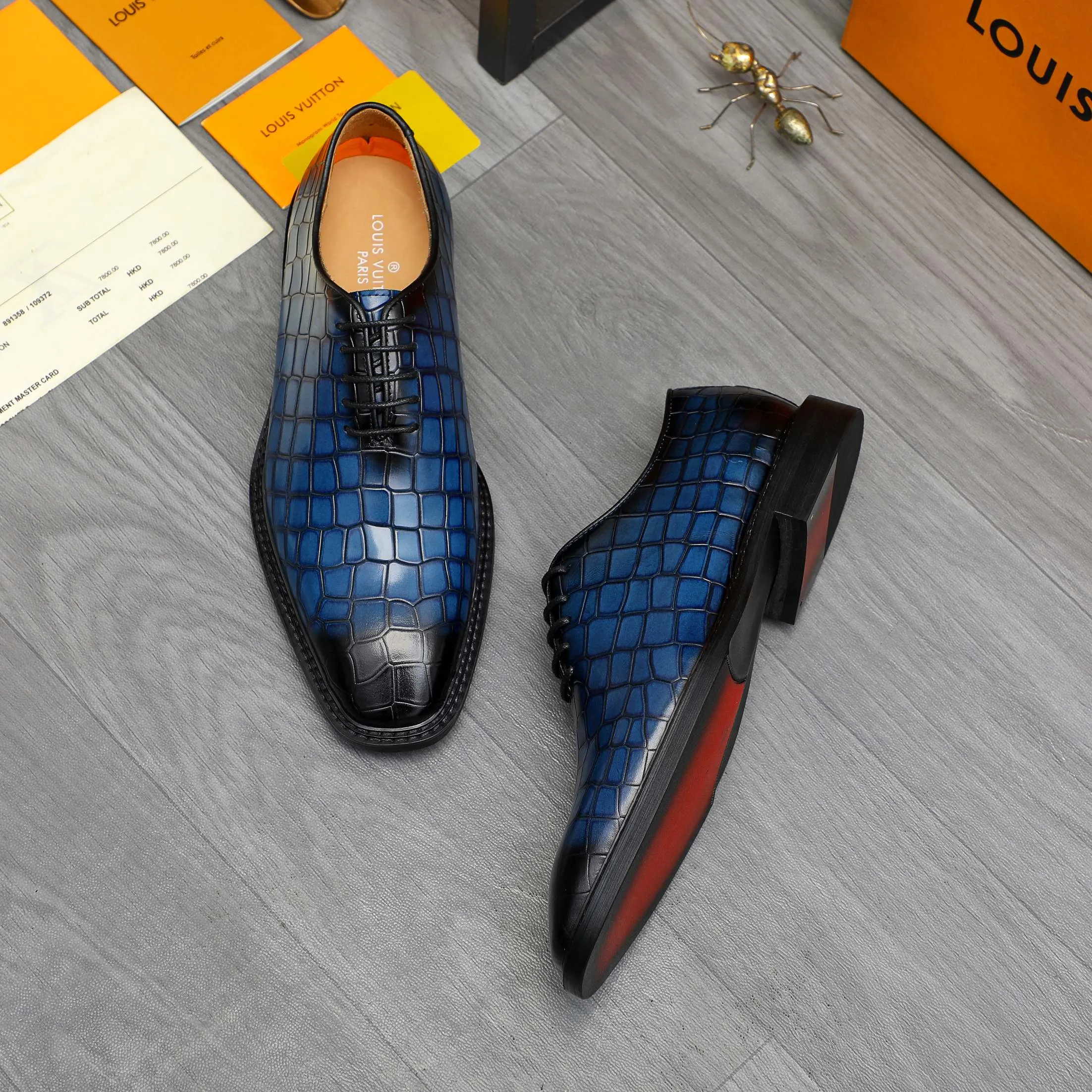 Men's shoes 💰p480 Product trademark: LV (Louis Vuitton) business lace-up leather shoes Regular size: 38-45 (45 is custom-made and non-returnable) Product materials: Selected high-quality color-grabbed stone grain cowhide upper, cowhide lining, rubber outsole